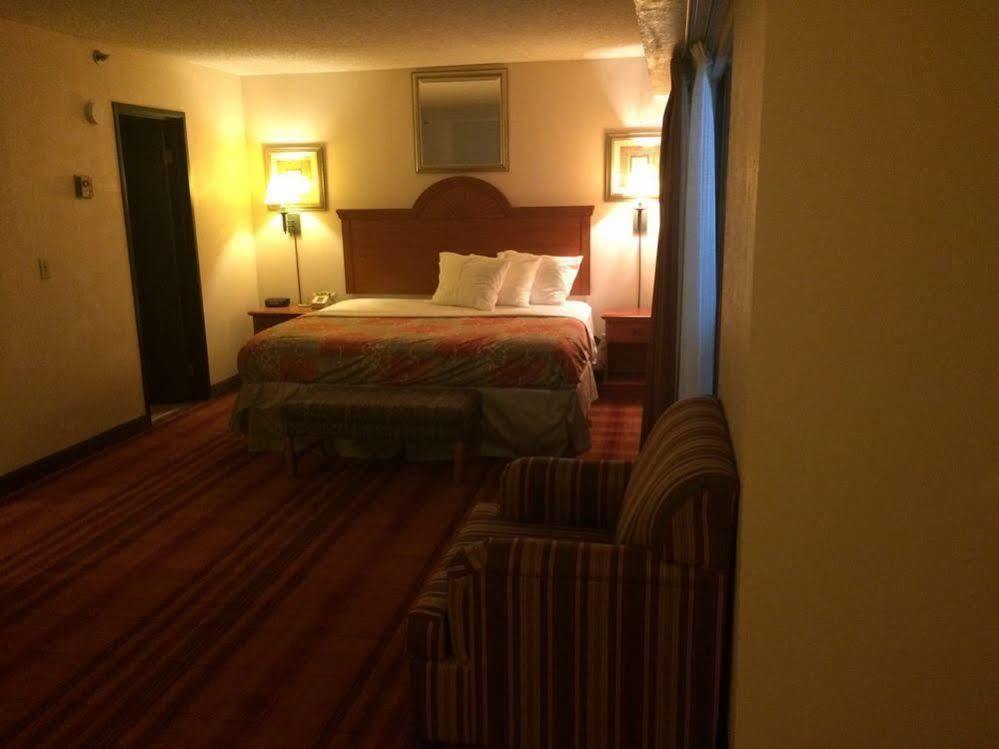 Plaza Hotel And Suites Pine Bluff Exterior foto